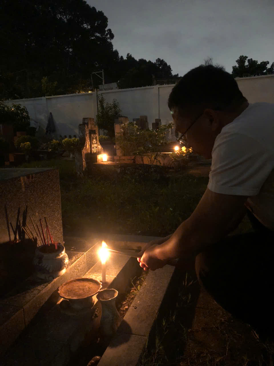 Dòng Linh Mục Đức Mẹ Vô Nhiễm Nguyên Tội Viếng Nghĩa Trang Và Cầu Nguyện Cho Các Linh Hồn