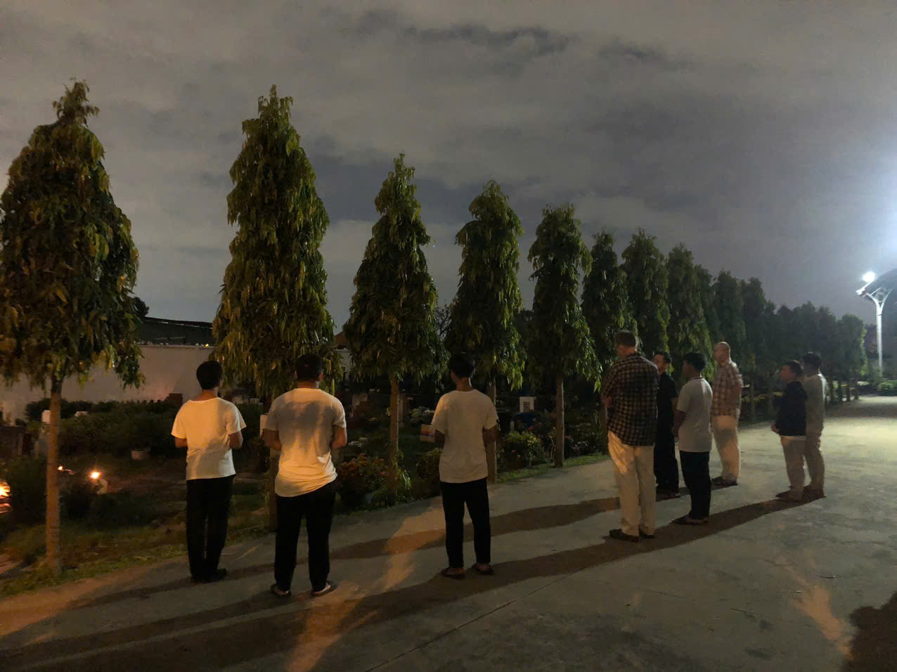 Dòng Linh Mục Đức Mẹ Vô Nhiễm Nguyên Tội Viếng Nghĩa Trang Và Cầu Nguyện Cho Các Linh Hồn