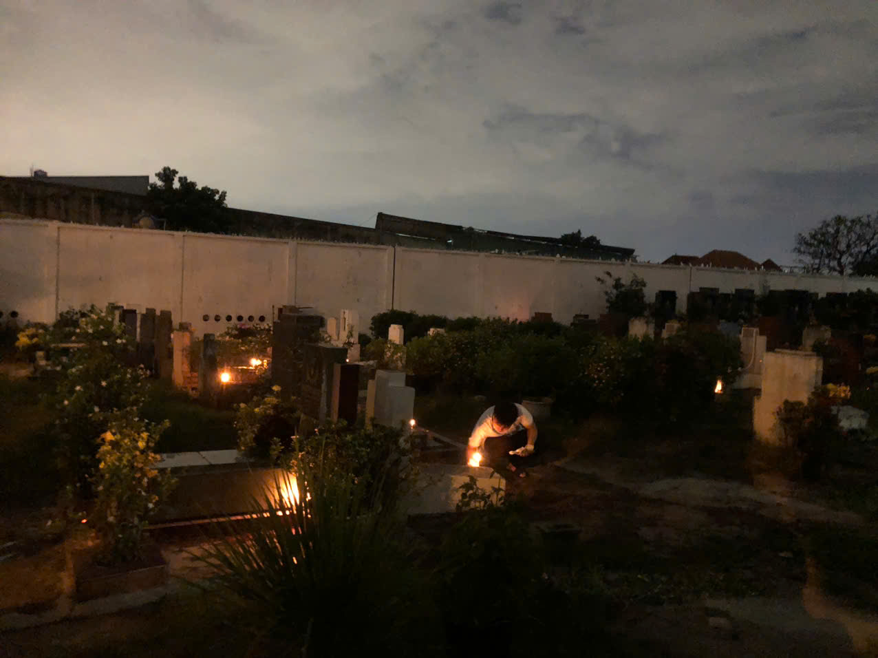 Dòng Linh Mục Đức Mẹ Vô Nhiễm Nguyên Tội Viếng Nghĩa Trang Và Cầu Nguyện Cho Các Linh Hồn