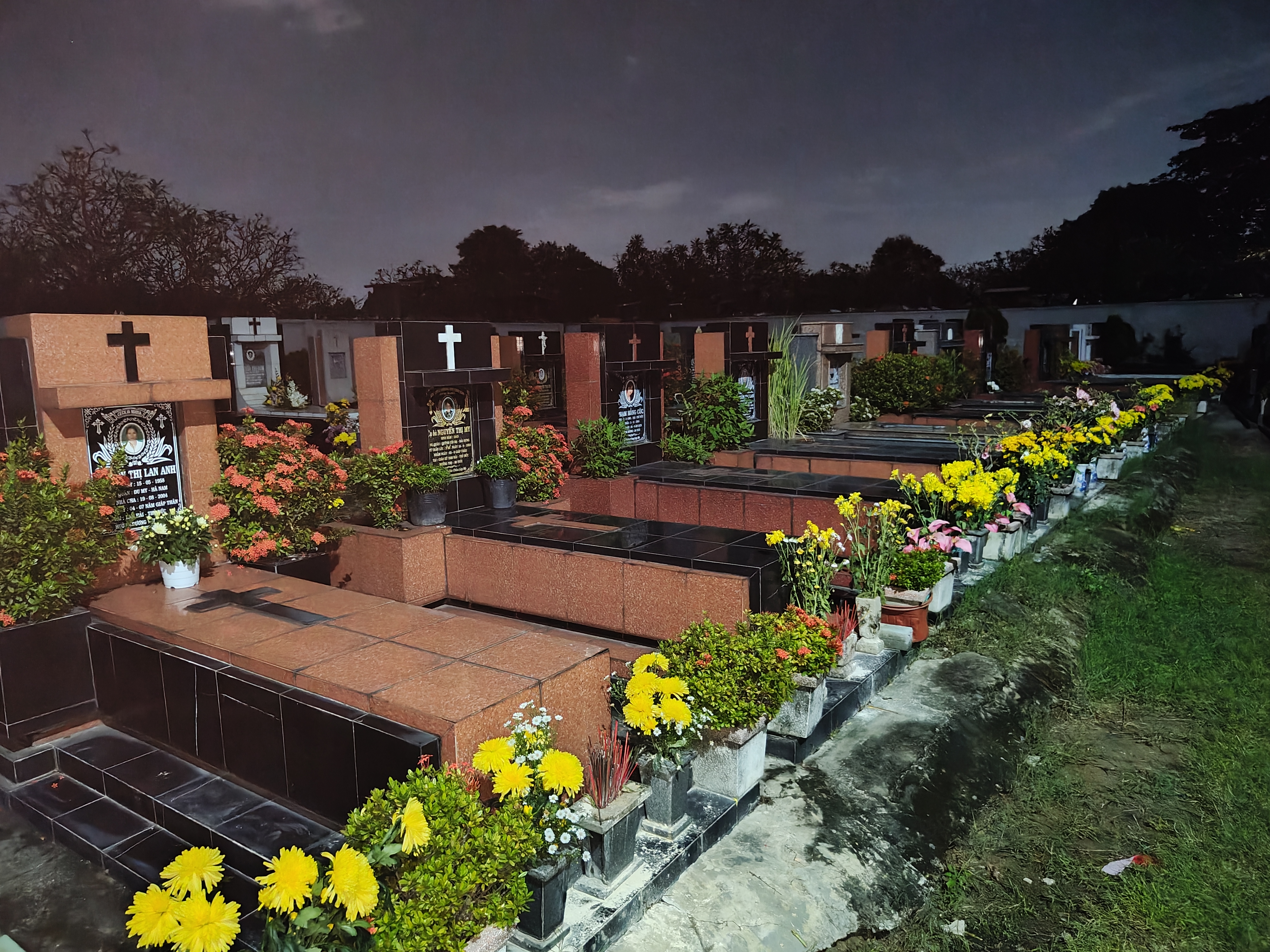 Dòng Linh Mục Đức Mẹ Vô Nhiễm Nguyên Tội Viếng Nghĩa Trang Và Cầu Nguyện Cho Các Linh Hồn