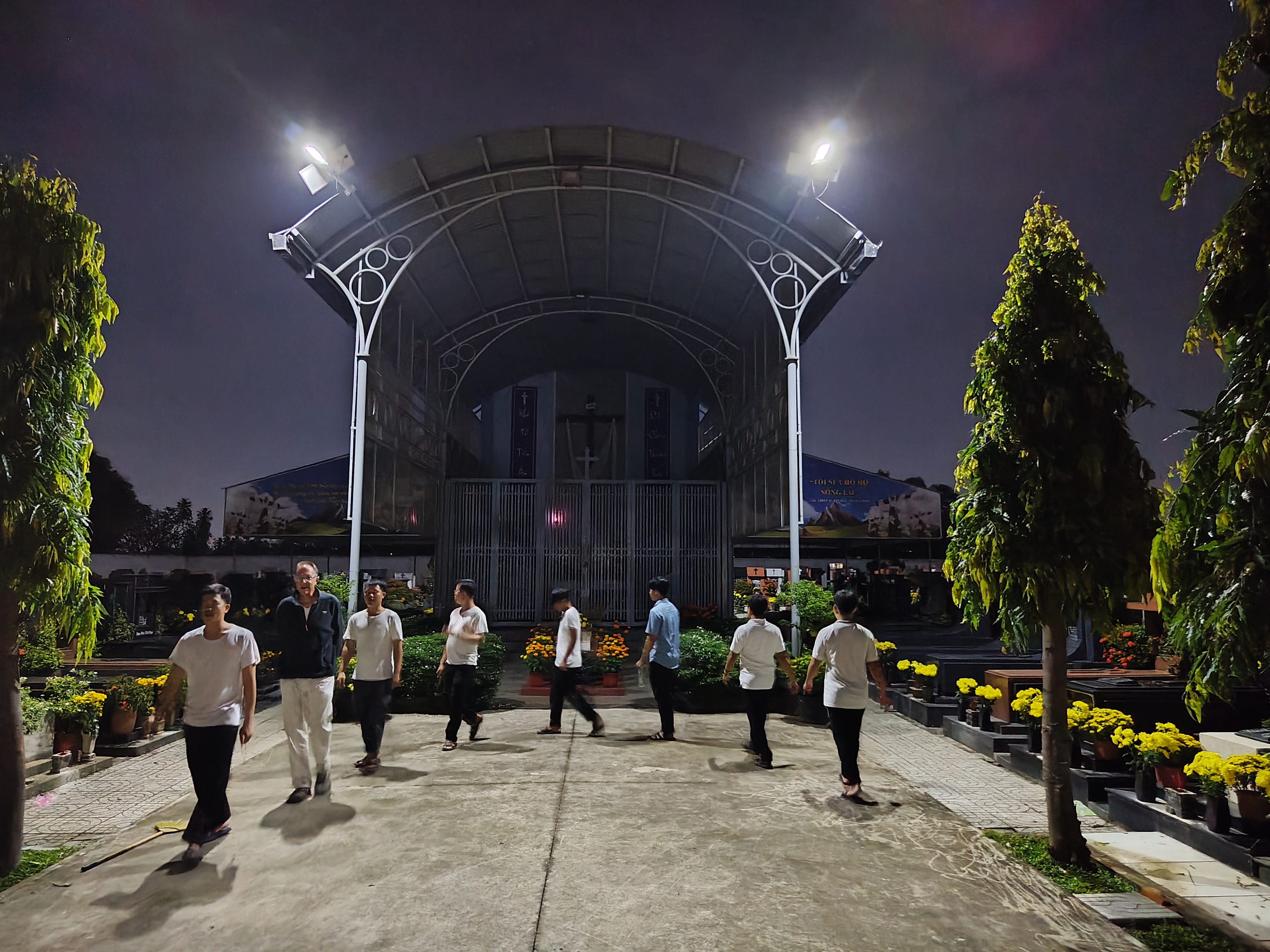 Dòng Linh Mục Đức Mẹ Vô Nhiễm Nguyên Tội Viếng Nghĩa Trang Và Cầu Nguyện Cho Các Linh Hồn